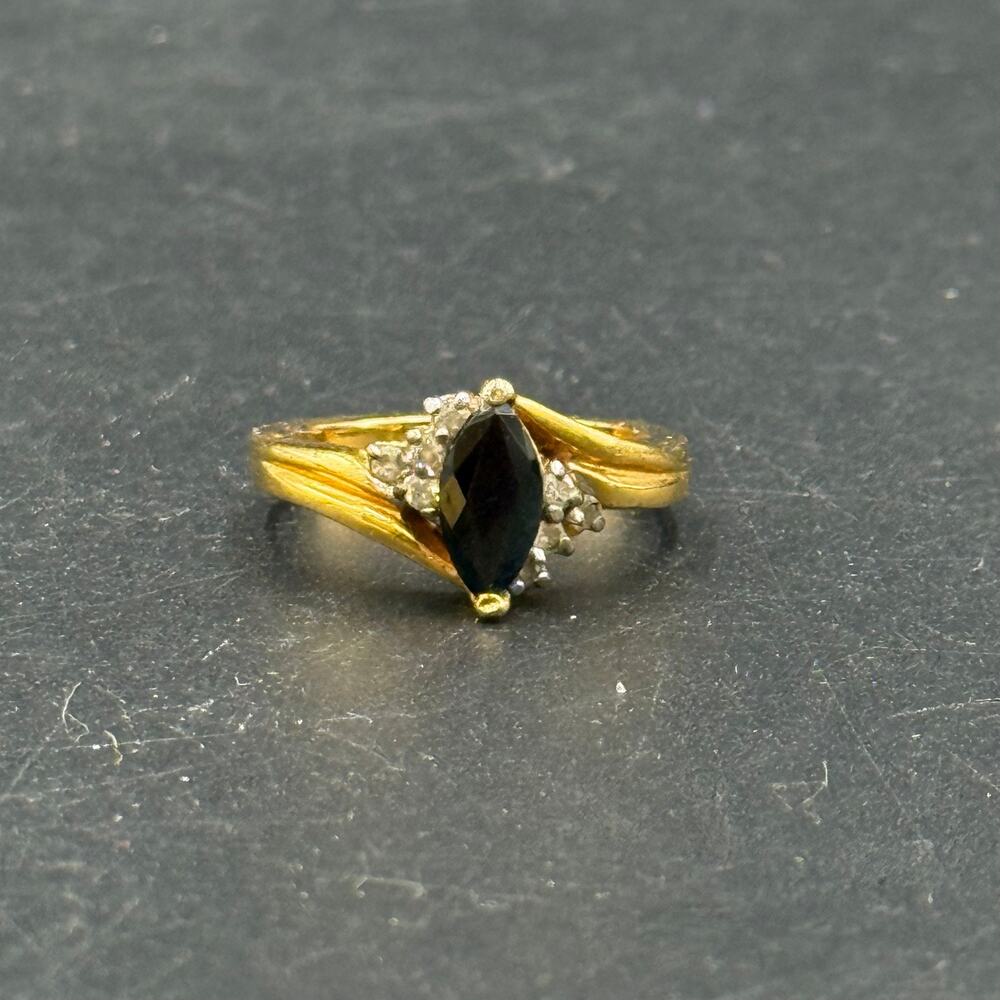 Vintage Marquise Cut Onyx Stone Accented Ring Gold Tone